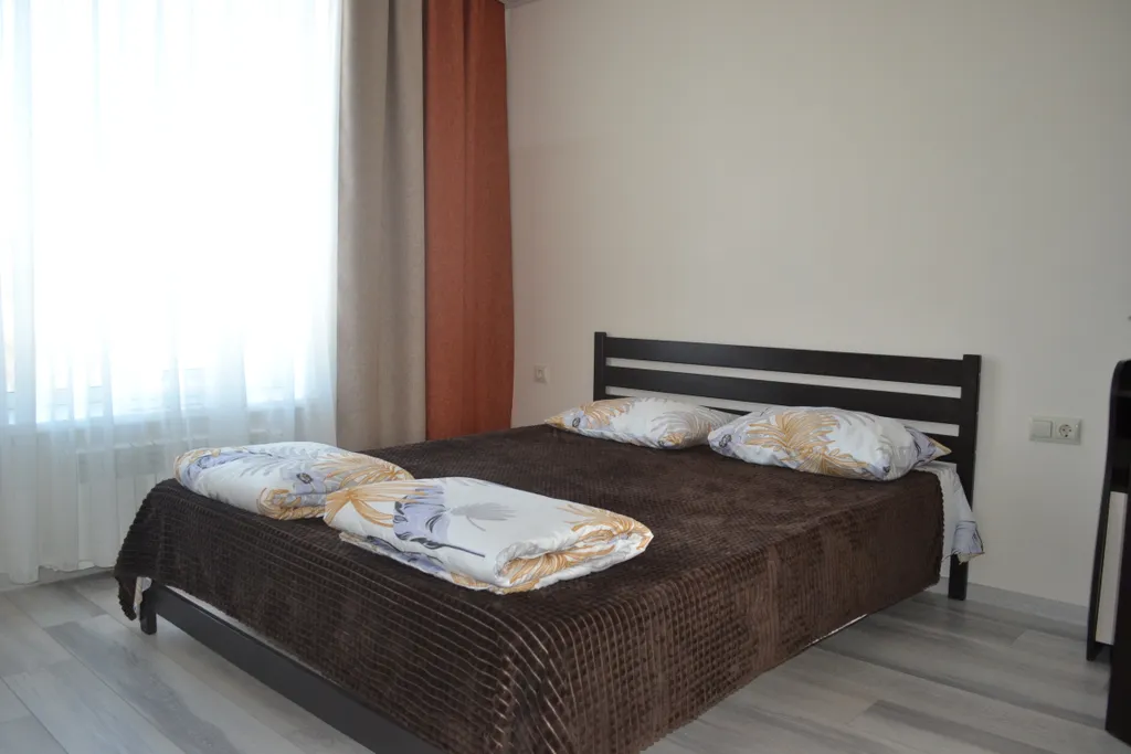 Уютный дом с зеленой лужайкой