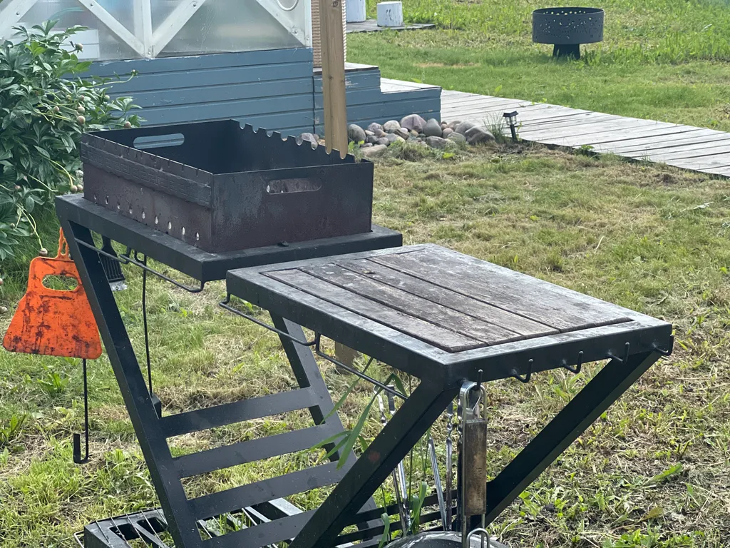 Новый уютный дом с отдельной территорией в центре города.