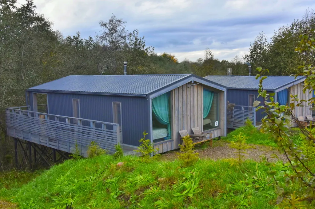 Коттедж с камином и большой террасой