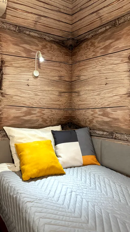 Твин с видом на оживленный дворик кафе