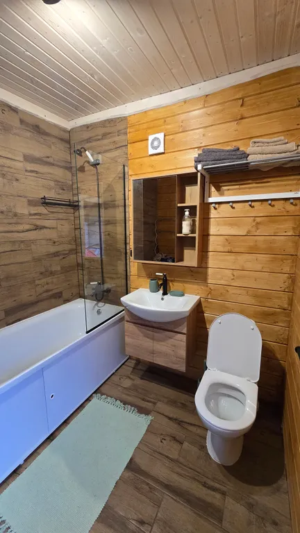 Уютная часть дома на берегу Волги в городе