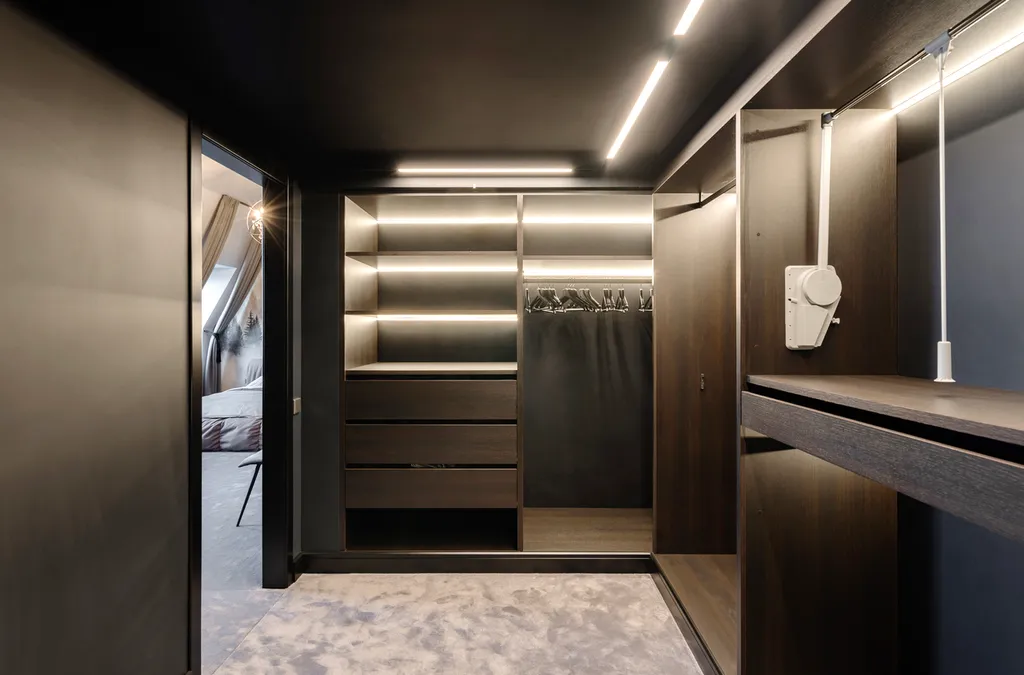 Потрясающая Mанcаpдa c тpемя бaлконaми и видом нa Фoнтанку