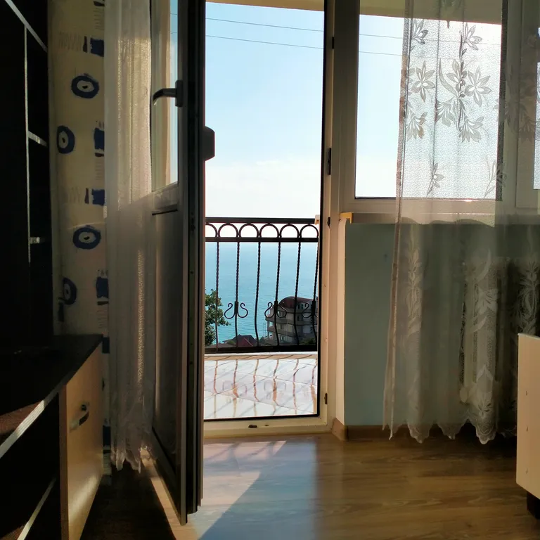 Трёхместный номер с видом на море