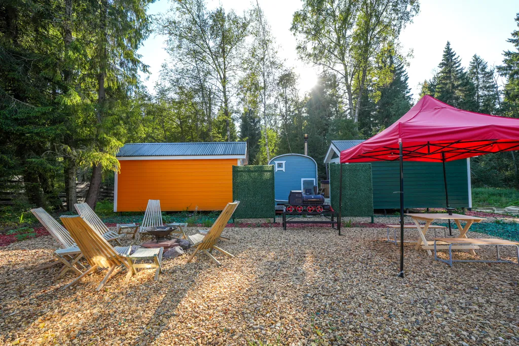 Зелёный домик в лесу на живописной улице