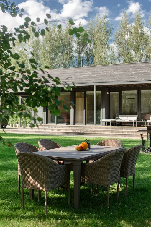 Коттедж Коттедж с панорамными окнами и террасой на крыше — Разметелево