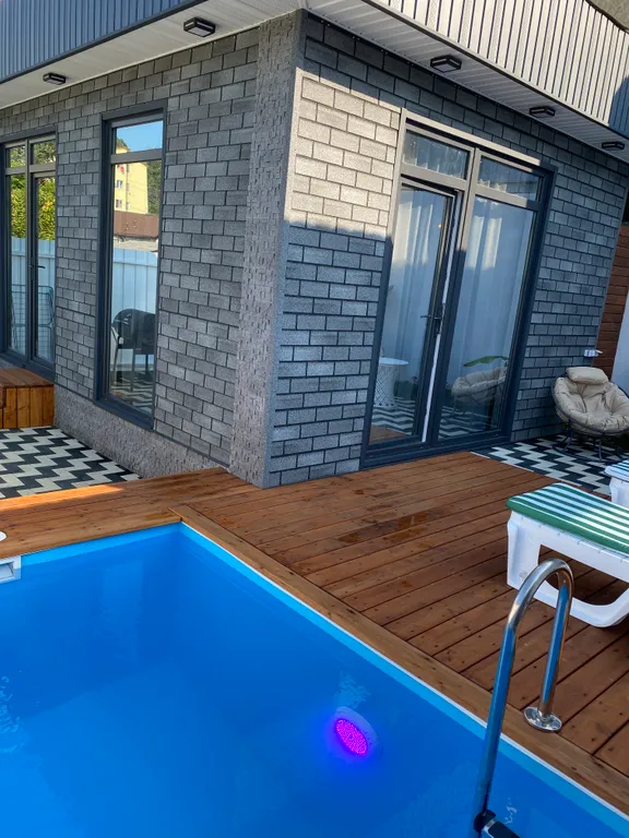 Уютный новый дом с собственным бассейном