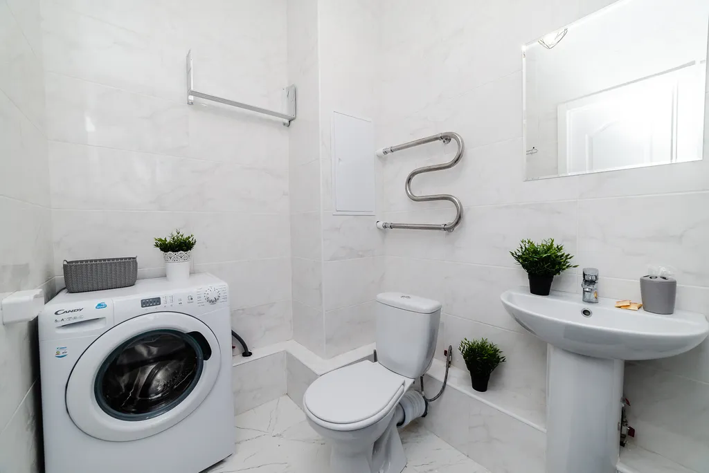 Новая просторная дизайнерская квартира-студия с высокими потолками