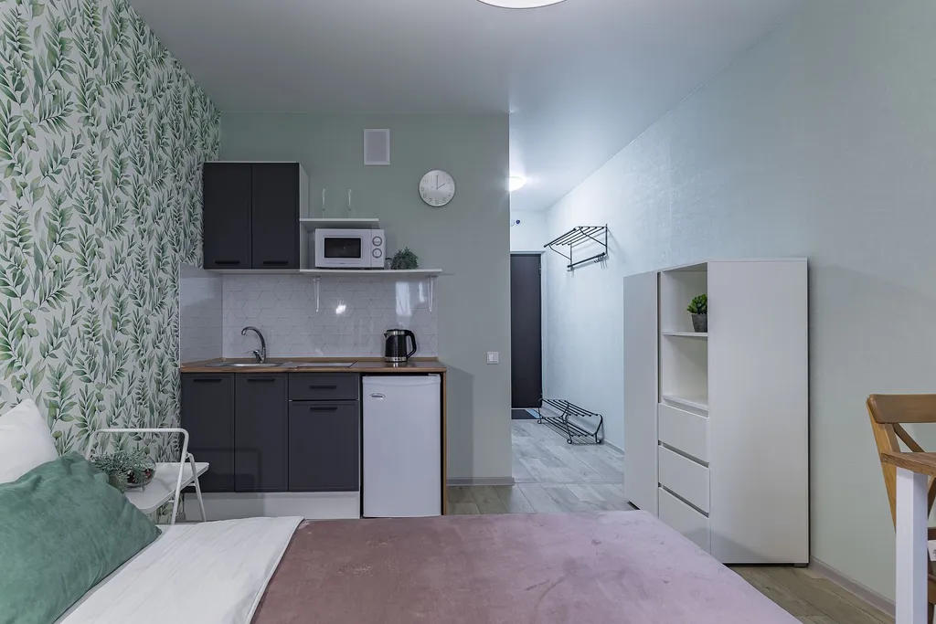 Уютная студия с качелью, у озера