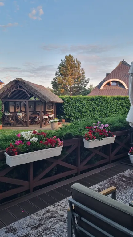 Вилла художника у моря с бассейном