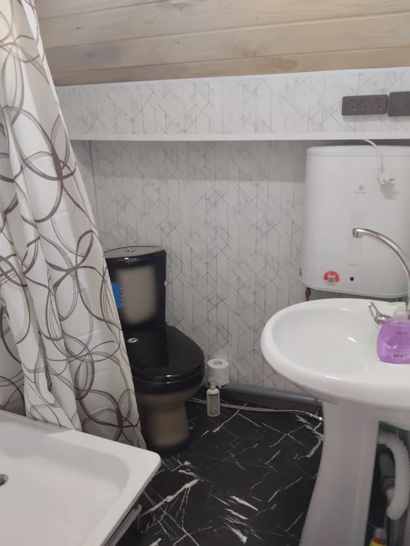 Уютный домик, на берегу реки