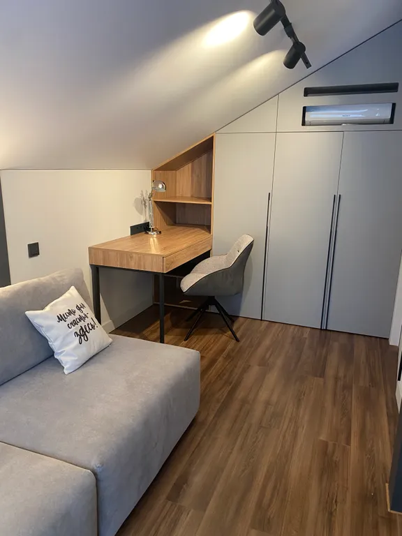 Премиальный загородный дом с теплым бассейном, на берегу