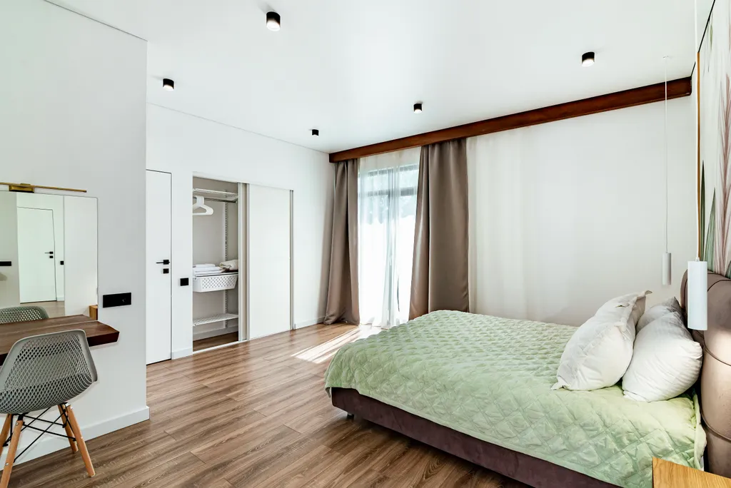 Стильный дом с теплым бассейном и сауной