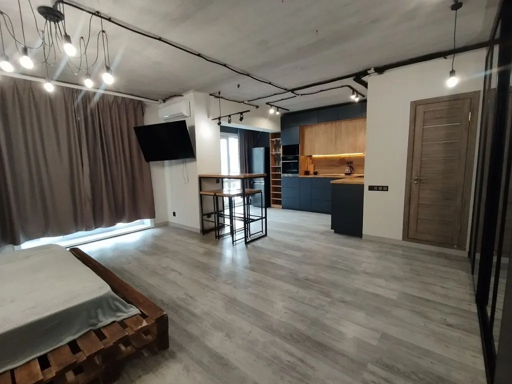 Просторная солнечная стильная студия в современном стиле