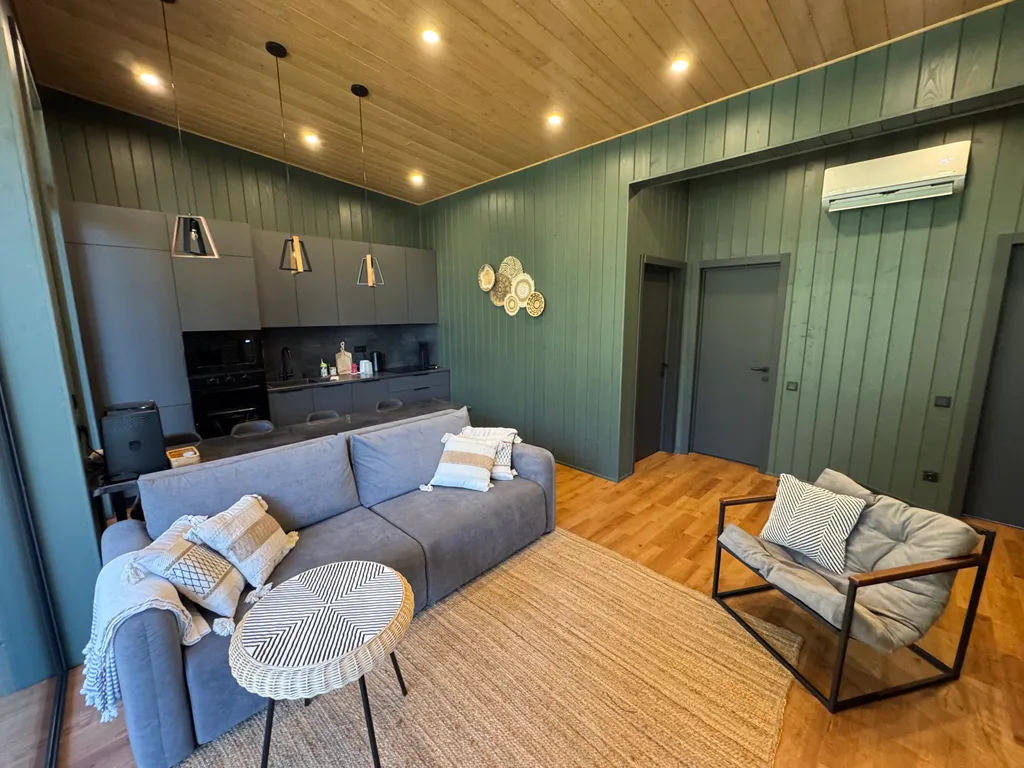 Дом у ручья в лесу