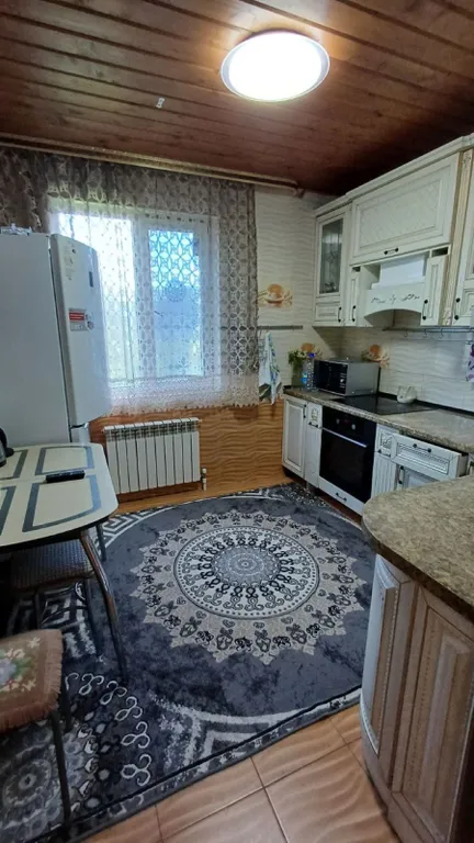 Деревянный дом в горах с видом на море