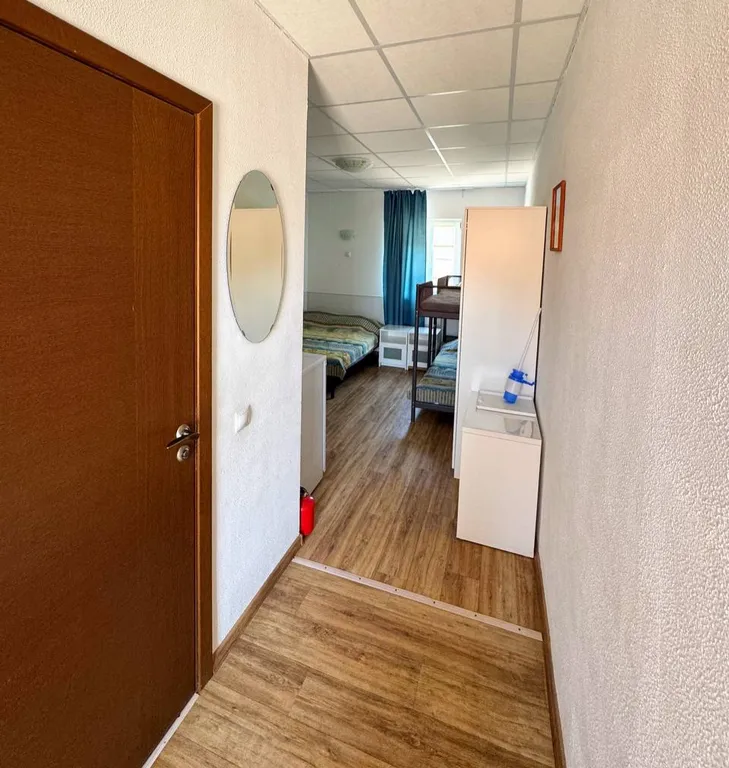 Комната с кухонным уголком  и балконом