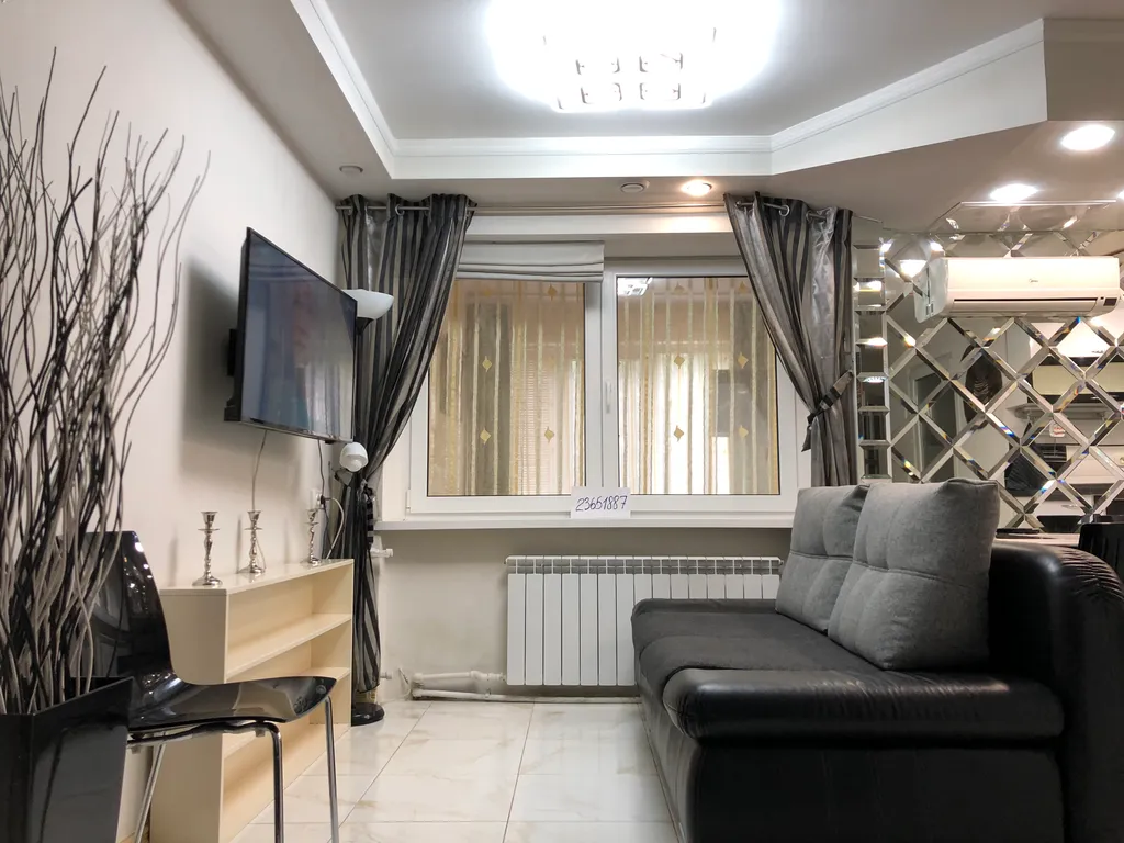 Отличная квартира в 12 минутах от моря со своим выходом в полесадник.