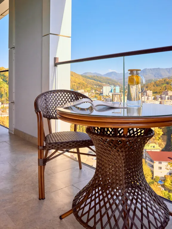 Современная, новая квартира с видом на горы