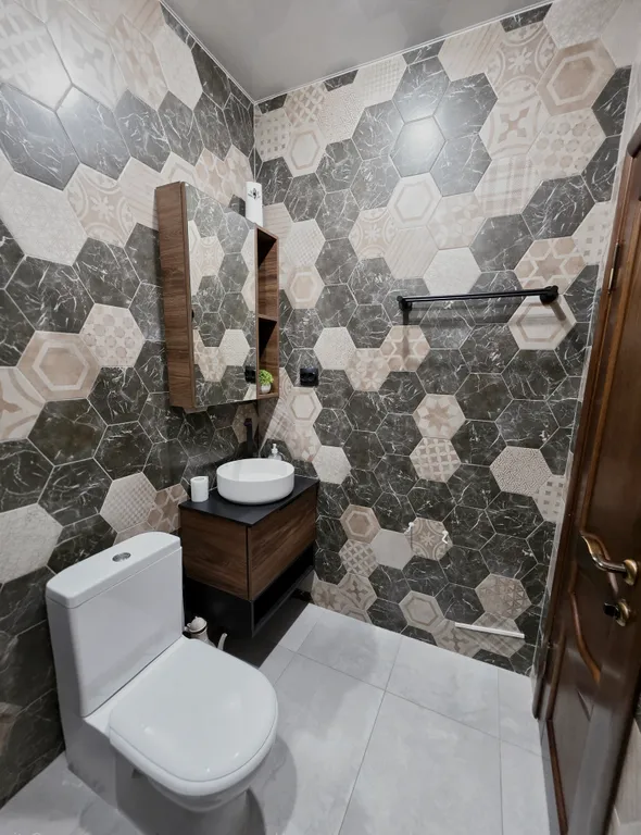 Уютный дом в сосновом лесу, рядом горная речка