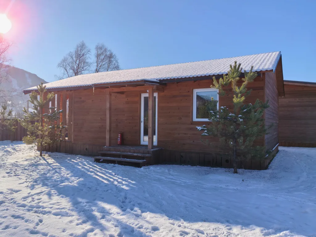 Уютный дом у озера Манжерок