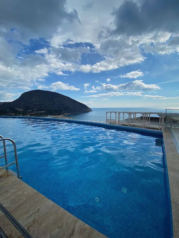 Апартамент в элитном ЖК с прямым панорамным видом на море и бассейном