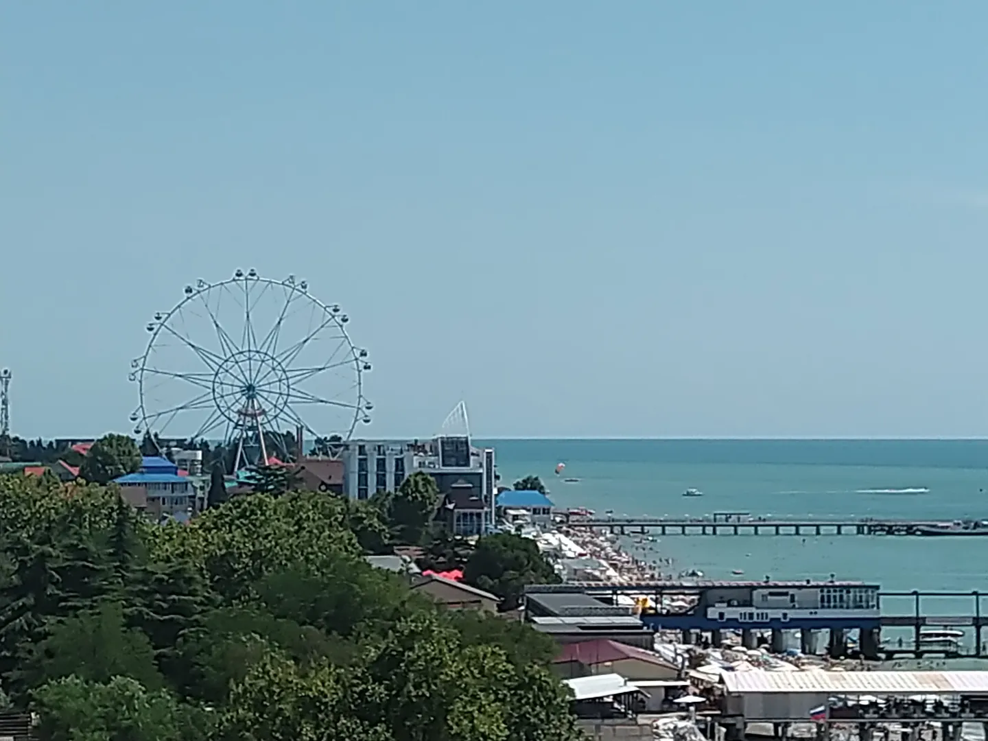Вид с балкона на центральный пляж и колесо обозрения.