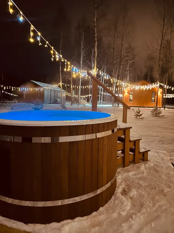 Домик у озера с купелью