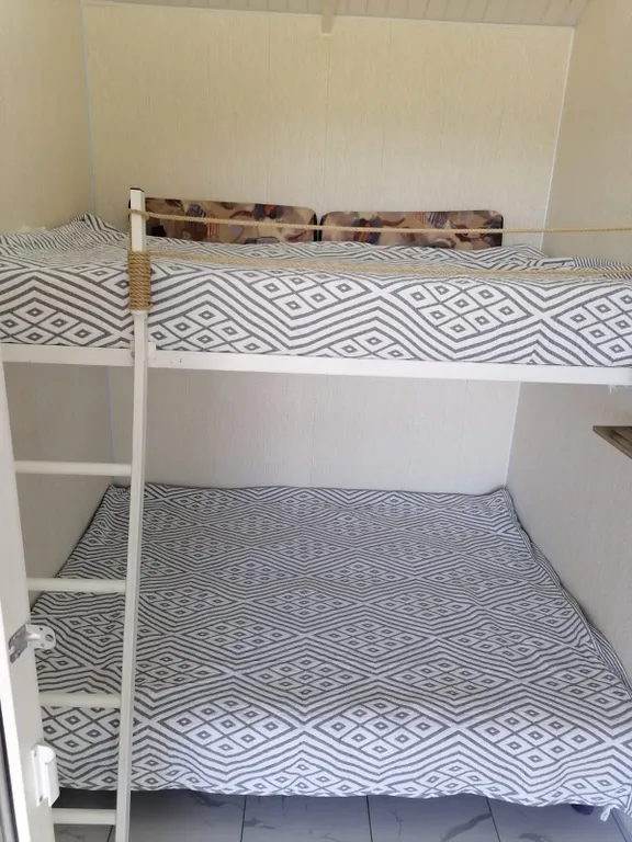 Отдельный домик в саду с видом на море