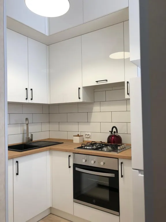 Стильная квартира-студия с большими окнами