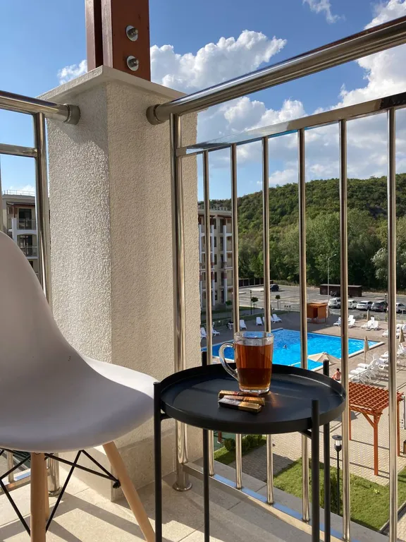 Квартира в новом доме с видом на бассейн и горы