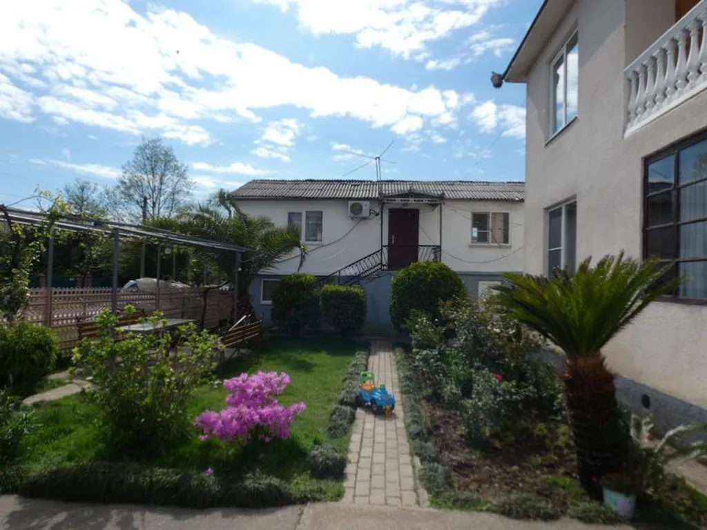 Коттедж Просторный дом в центре — аренда посуточно в Гудаута