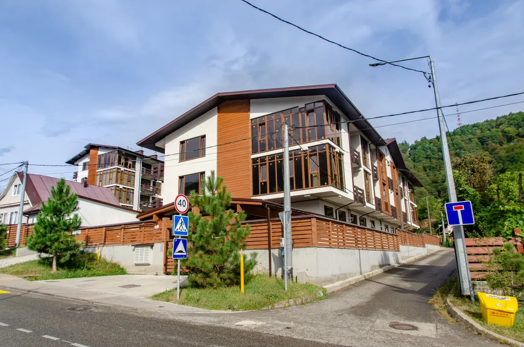 Просторная студия с большим окном в центре Красной Поляны