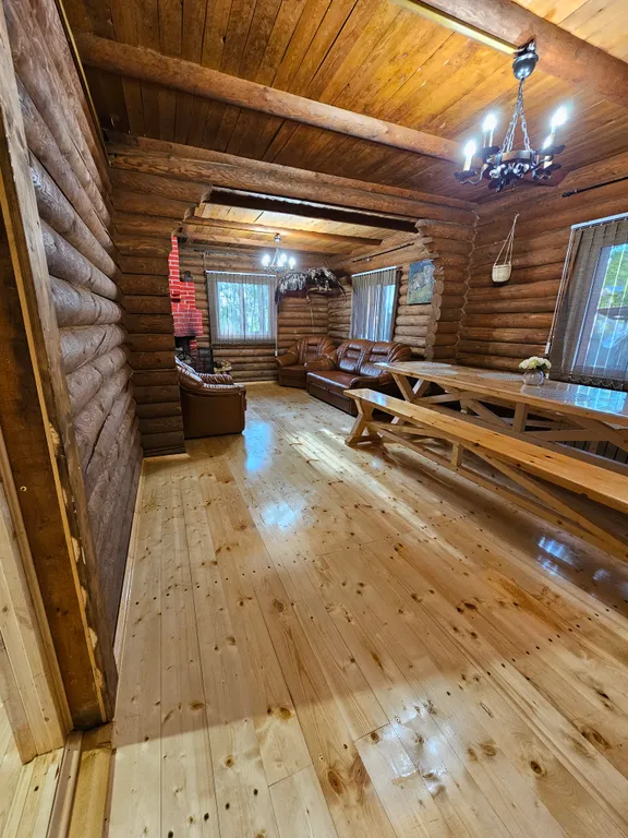 Просторный дом с баней и живым камином