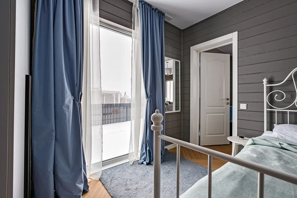 Grey House с дикими зайцами