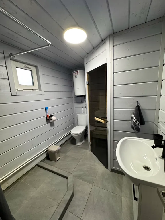 Просторный дом на берегу реки