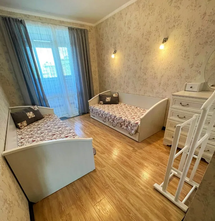 Семейная евротрешка с видом на Лавру,огром гостиной и 4 отд. кроватями