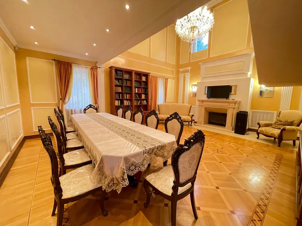 Котедж в классическом стиле с бассейном, сауной, бильярдом