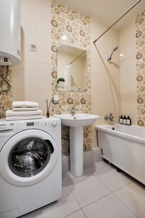 Студия у ЖД вокзала, в центре города