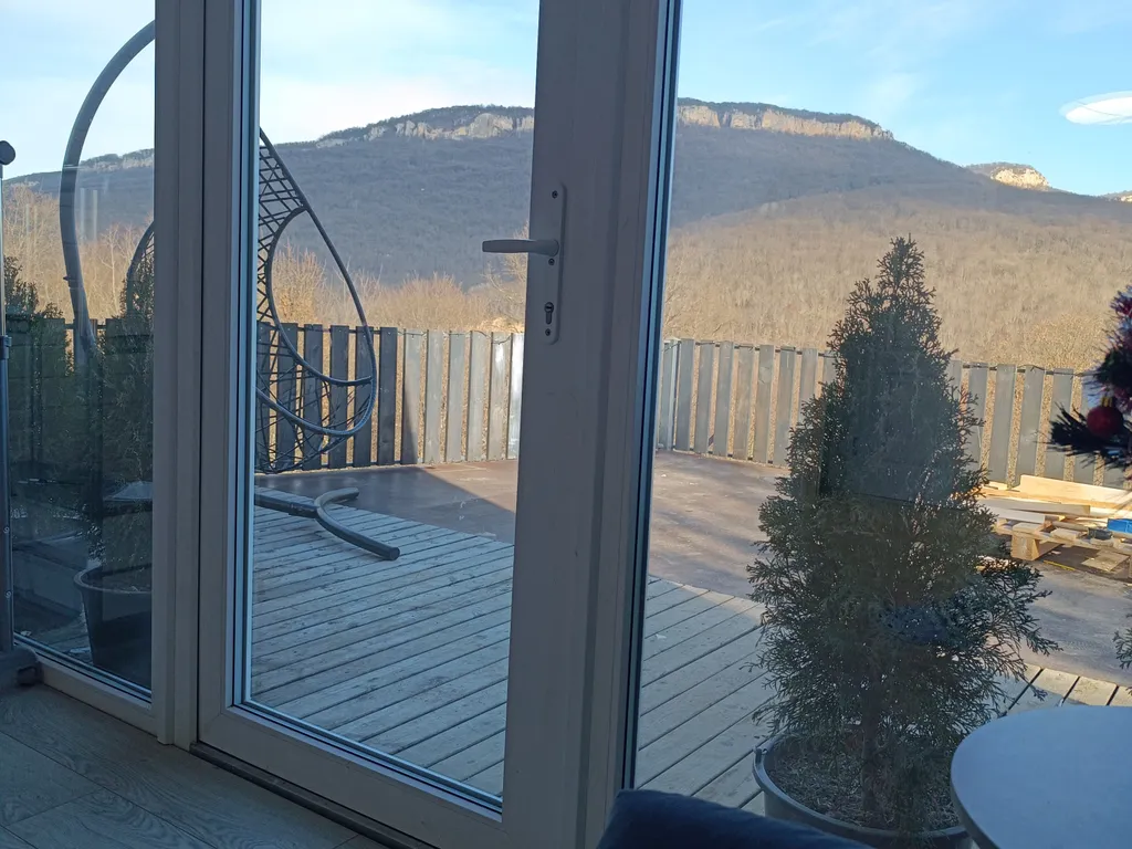 Атмосферный дом у леса с видом на горы