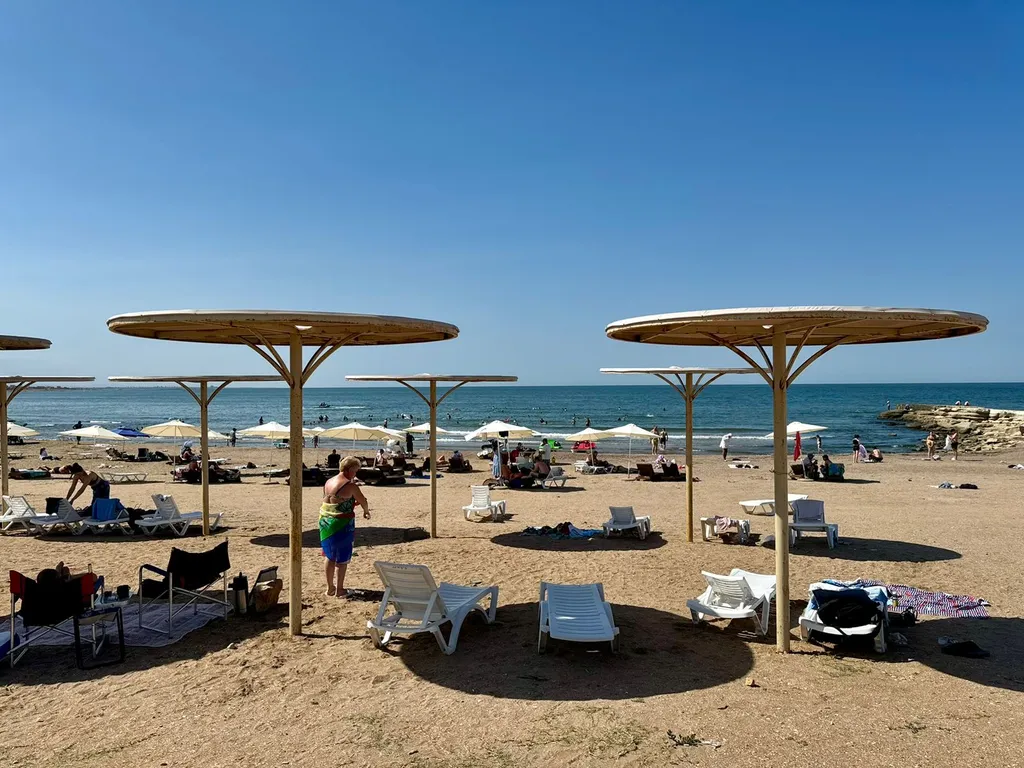 Квартира с бассейном у берега моря