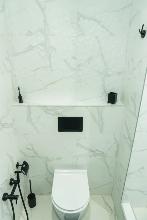 Стильная студия с ванной у панорамного окна и видом на горы