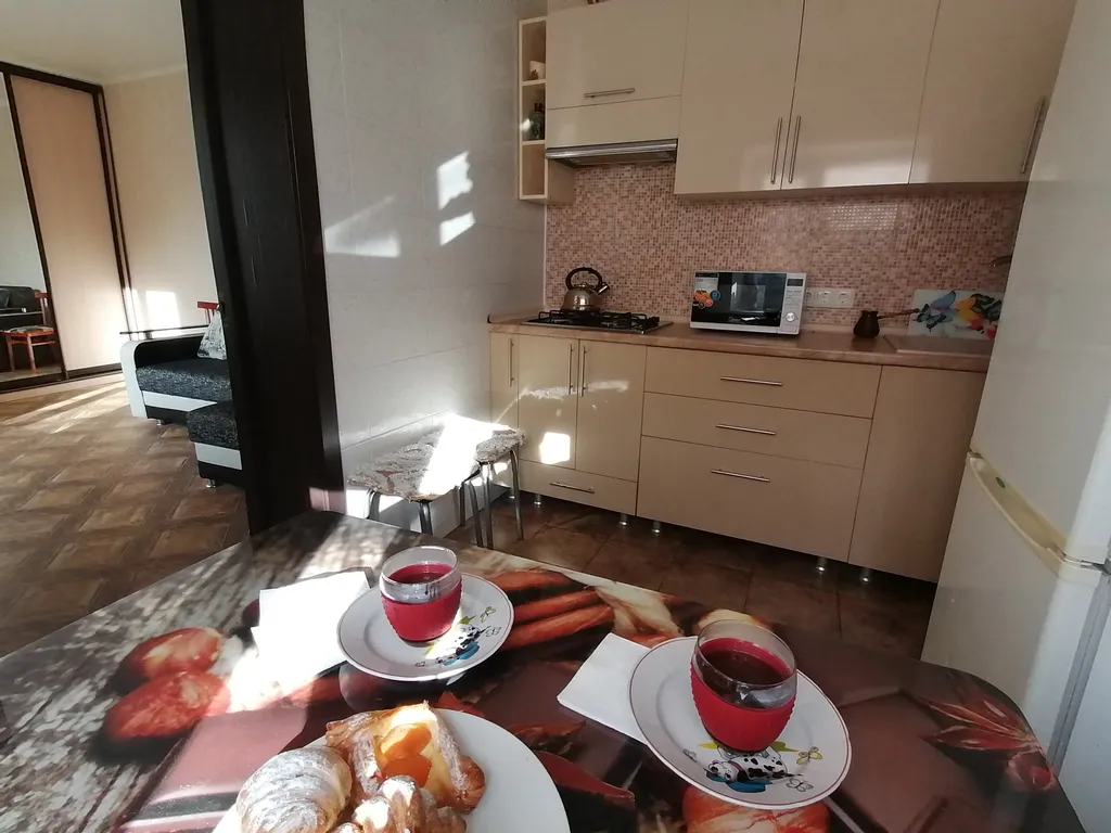 Двухкомнатный вместительный дом со двором