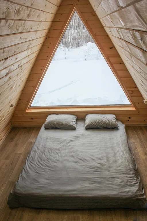 Уютный дом у ручья