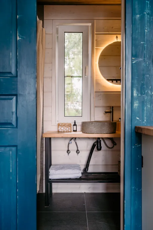 Домик-шалаш с видом на озеро