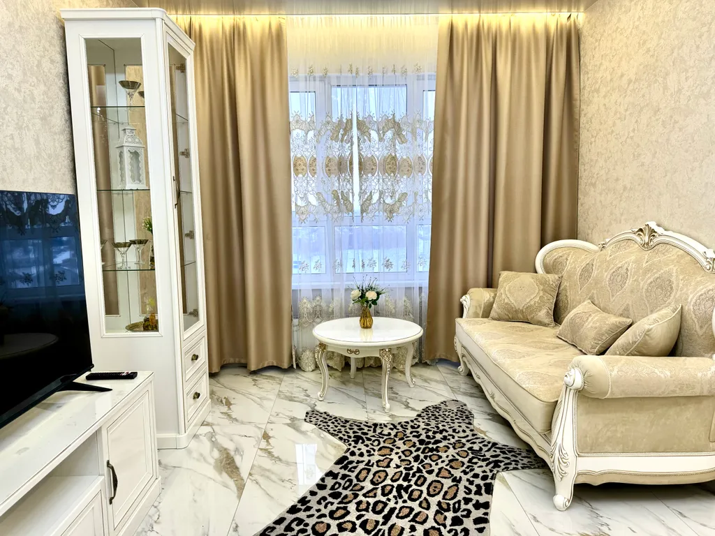 Апартаменты в античном стиле, с джакузи и красивым видом из окна