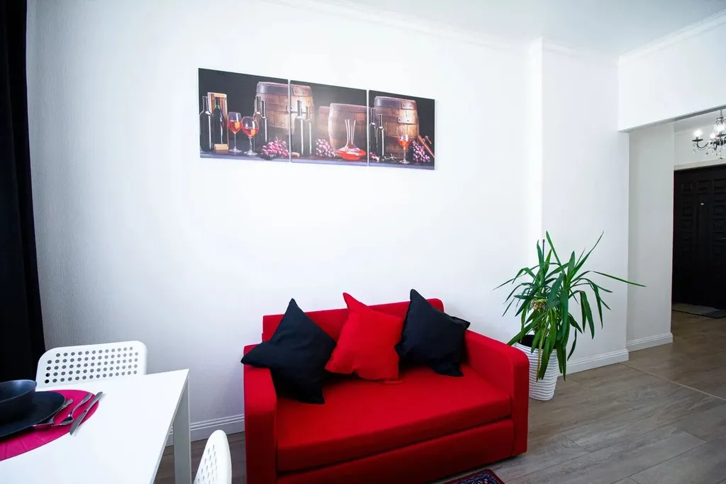 Шикарная дизайнерская квартира с кованой кроватью и камином