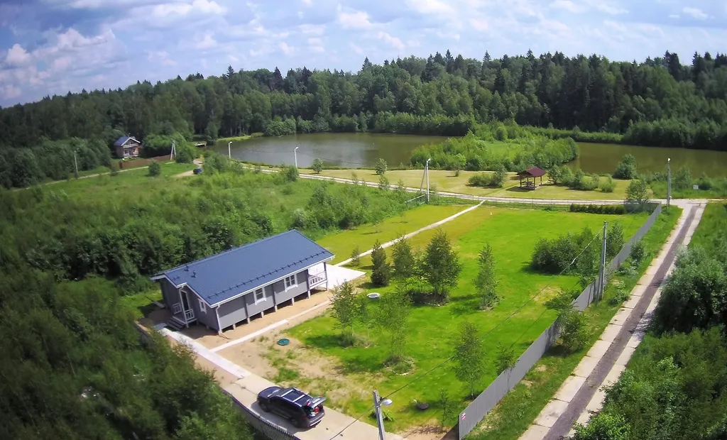 Дом на берегу озера у леса