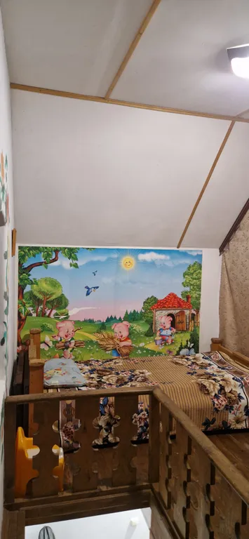 Двухэтажный дом с уютным двориком в окружении зелени