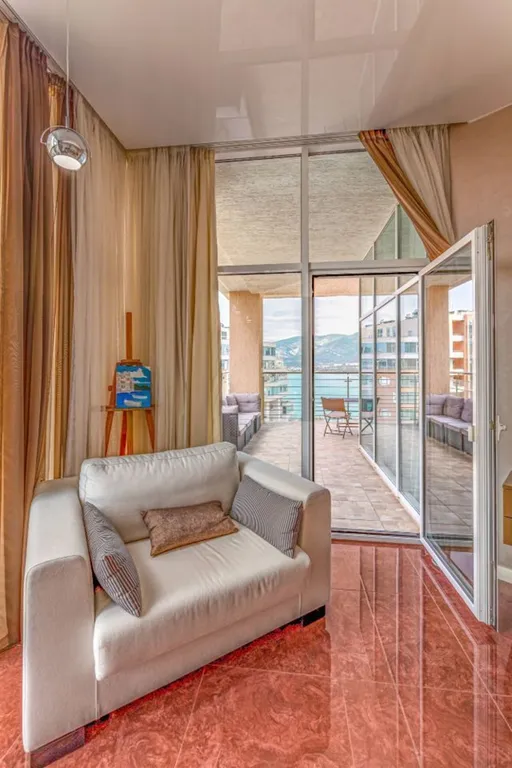 Квартира с террасой и видом на море