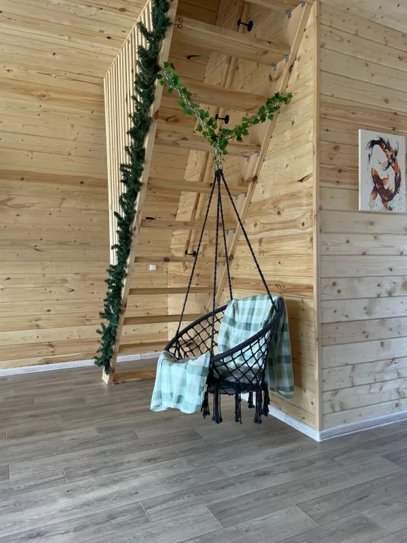 Уютный дом у ручья